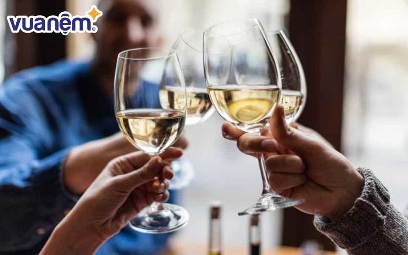 Rượu cũng là một chất kích thích mạnh làm giảm hoạt động của hệ thần kinh