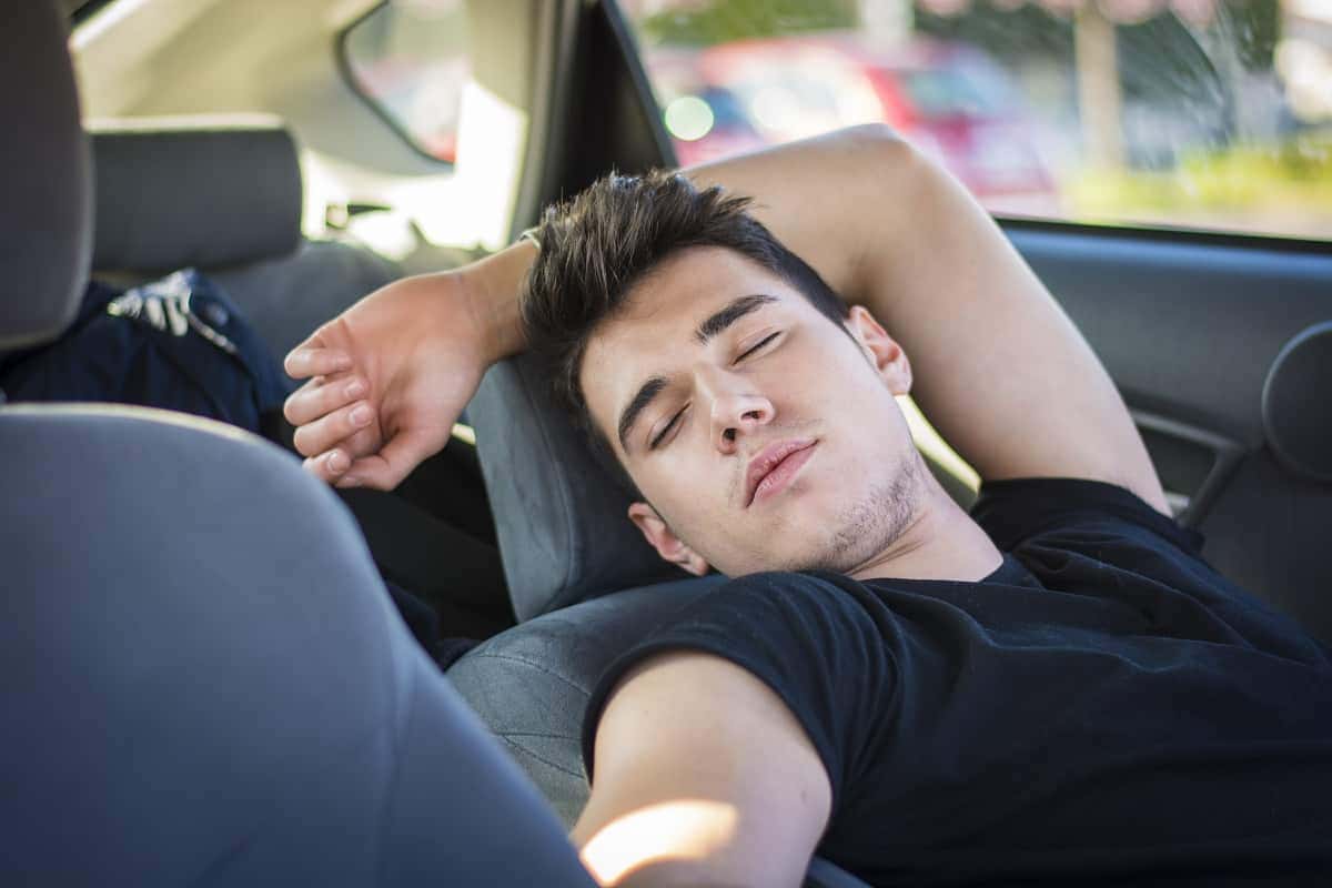 ngủ trong xe ô tô vào mùa hè
