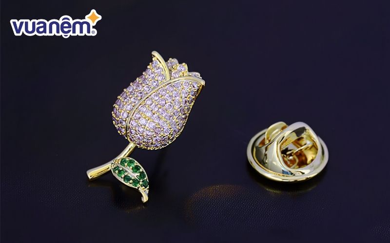 Cài áo cũng là món quà rất ý nghĩa