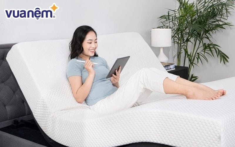 Nên chọn giường ngủ thoải mái khi nằm và vừa vặn không gian phòng