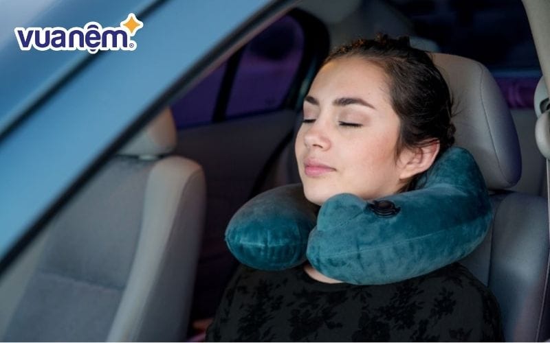 Gối đeo cổ là vật hỗ trợ tư thế ngủ ngồi