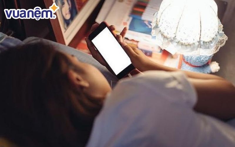 Tránh lướt nét bằng điện thoại trước khi ngủ vì sẽ khiến não của chúng ta tỉnh táo.