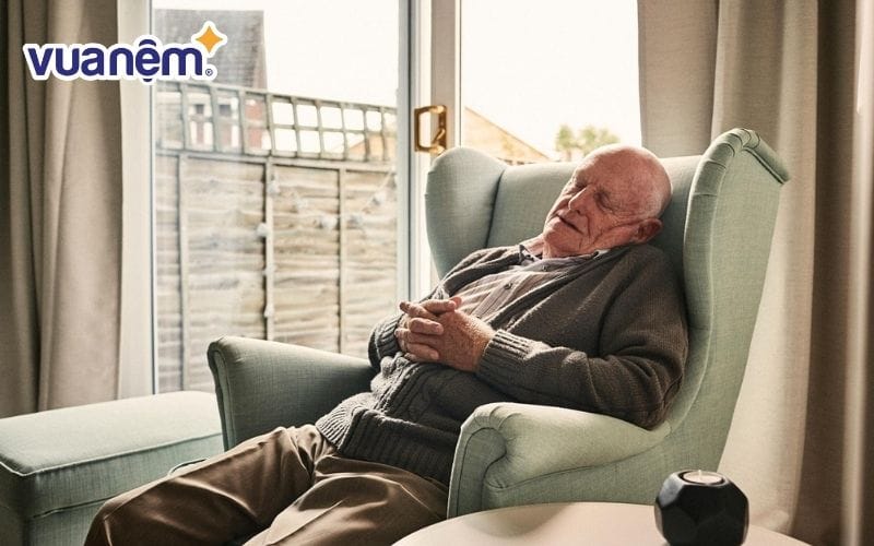 Khi ngủ ngồi, bạn nên chọn ghế ngồi thoải mái