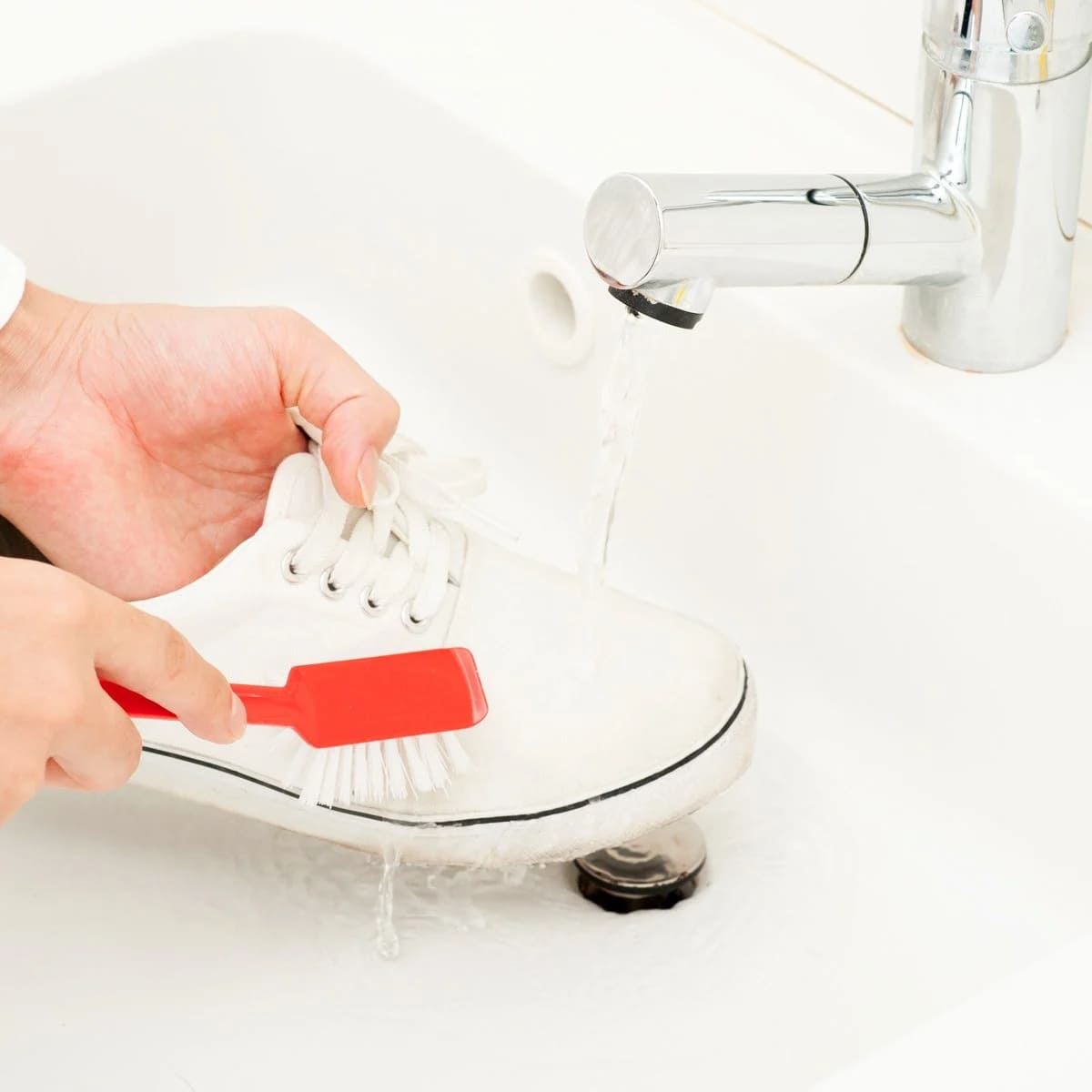 cách làm sạch giày da trắng 