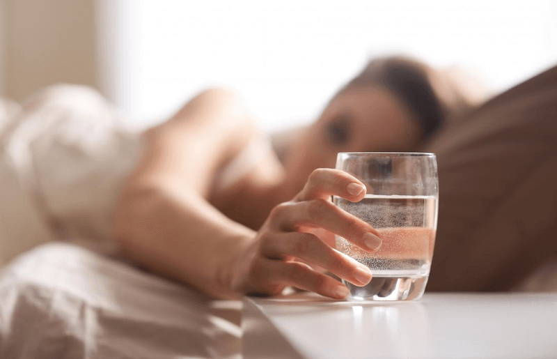 Uống nước ấm trước khi đi ngủ giúp phòng ngừa đau đầu 