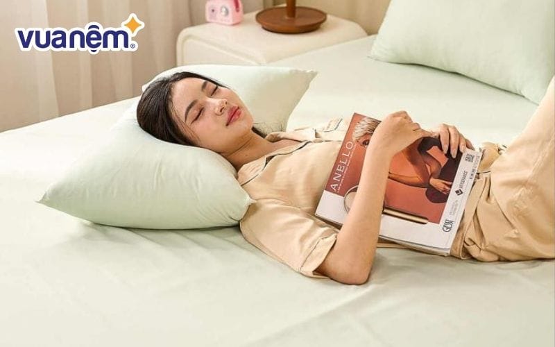 Luôn duy trì cột sống thẳng để hạn chế nguy cơ đau lưng khi nằm ngủ