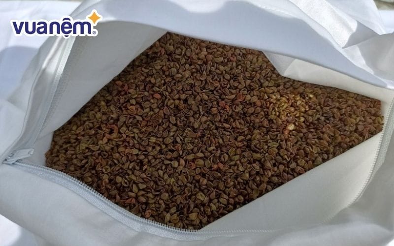 Kiểm tra kỹ vỏ đậu trước khi làm gối cho bé