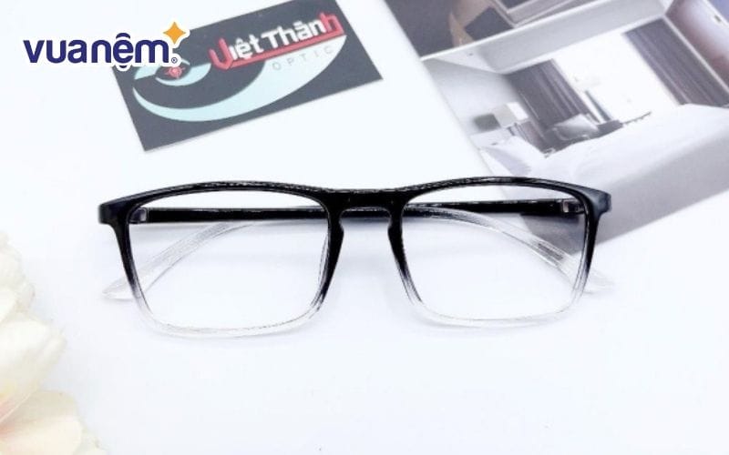 Mắt kính là món quà cho mẹ chồng thể hiện sự tinh tế của bạn