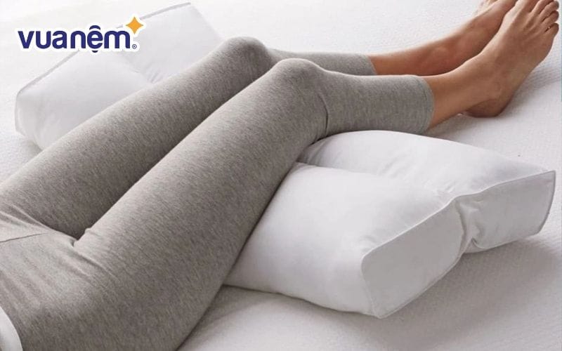Chiếc gối dưới đầu gối giúp đường cong cột sống ở lưng dưới không phải chịu quá nhiều áp lực