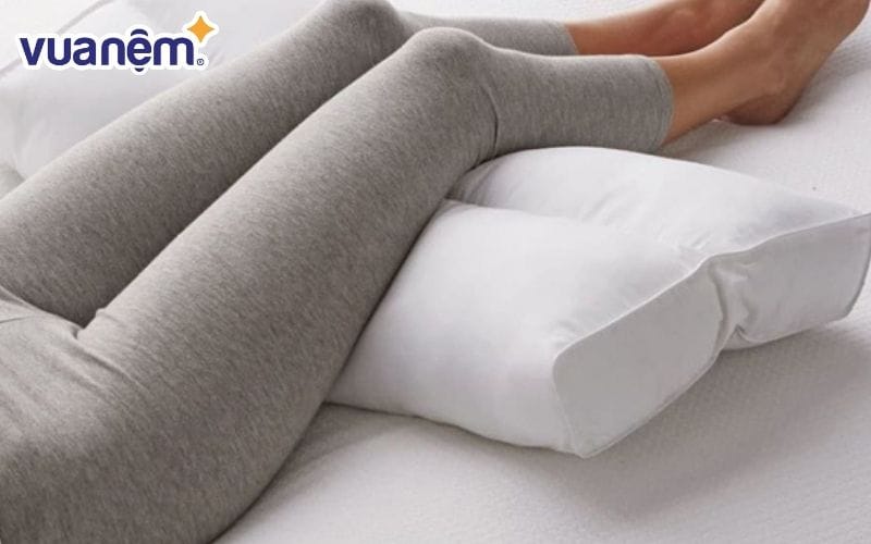 Cách ngủ thoải mái nhất là nằm với tư thế ngửa và kê gối dưới đầu gối