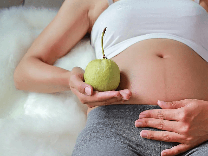 Phụ nữ có thai không nên ăn ổi vì có thể gây đầy bụng, khó tiêu