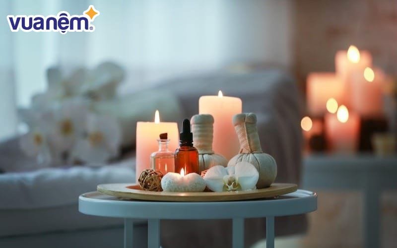 Hương thơm và nến vừa giúp trang trí phòng ngủ bắt mắt vừa kích thích giấc ngủ ngon trọn vẹn