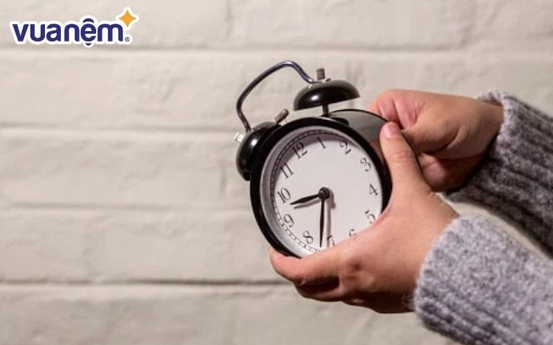 Thức dậy bởi tiếng reo của đồng hồ báo thức khiến bạn cảm thấy khó chịu