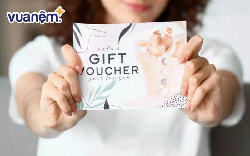 Tặng mẹ một chiếc thẻ voucher mua sắm