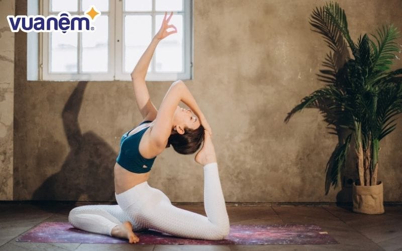 Khi tập yoga hoặc thiền, bạn sẽ tập trung vào hơi thở, hướng suy nghĩ vào những điều tích cực