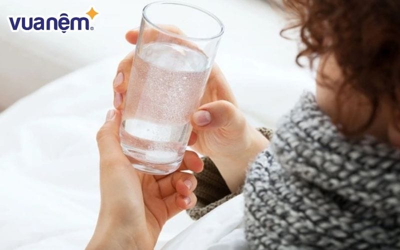 Thời điểm tốt nhất để uống nước ấm trước khi ngủ là trước 2 giờ và đi tiểu tiện trước khi lên giường