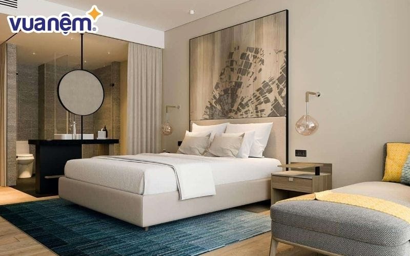 Gối nhỏ trên giường là vật dụng trang trí, tăng tính thẩm mĩ cho căn phòng