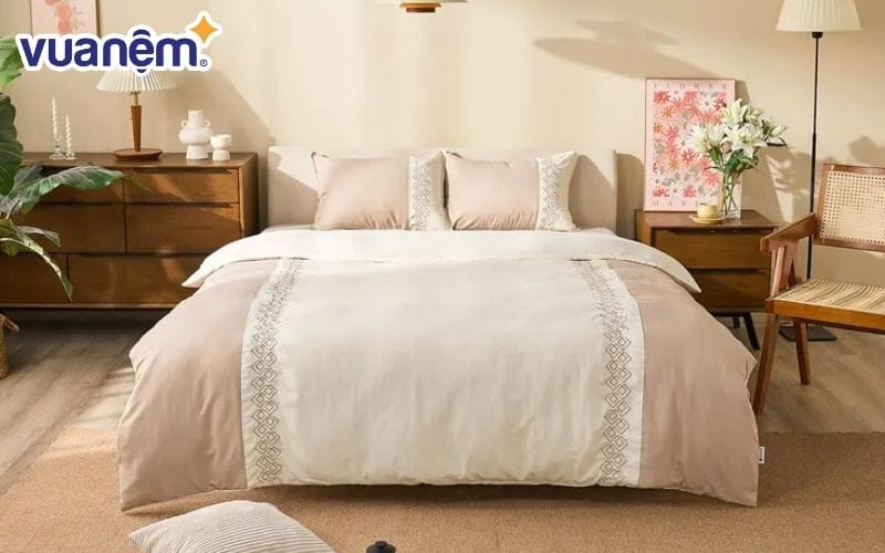 Trang trí phòng cưới màu kem