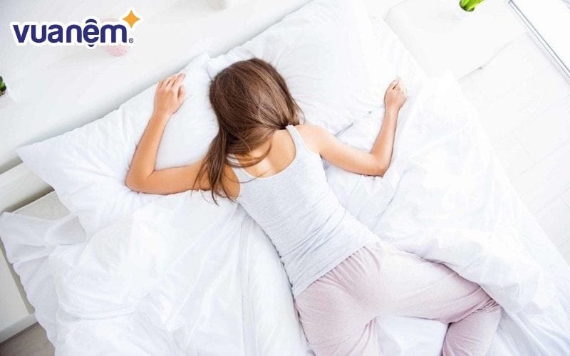 Bạn chỉ nên nằm sấp trong một chốc lát để tránh đau cổ, đau lưng và chứng ngáy ngủ