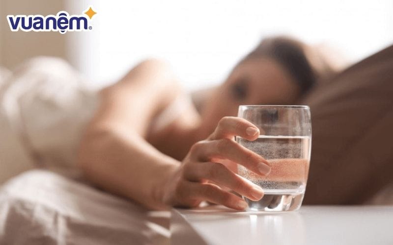 Uống nước ấm trước khi đi ngủ giúp phòng ngừa đau đầu