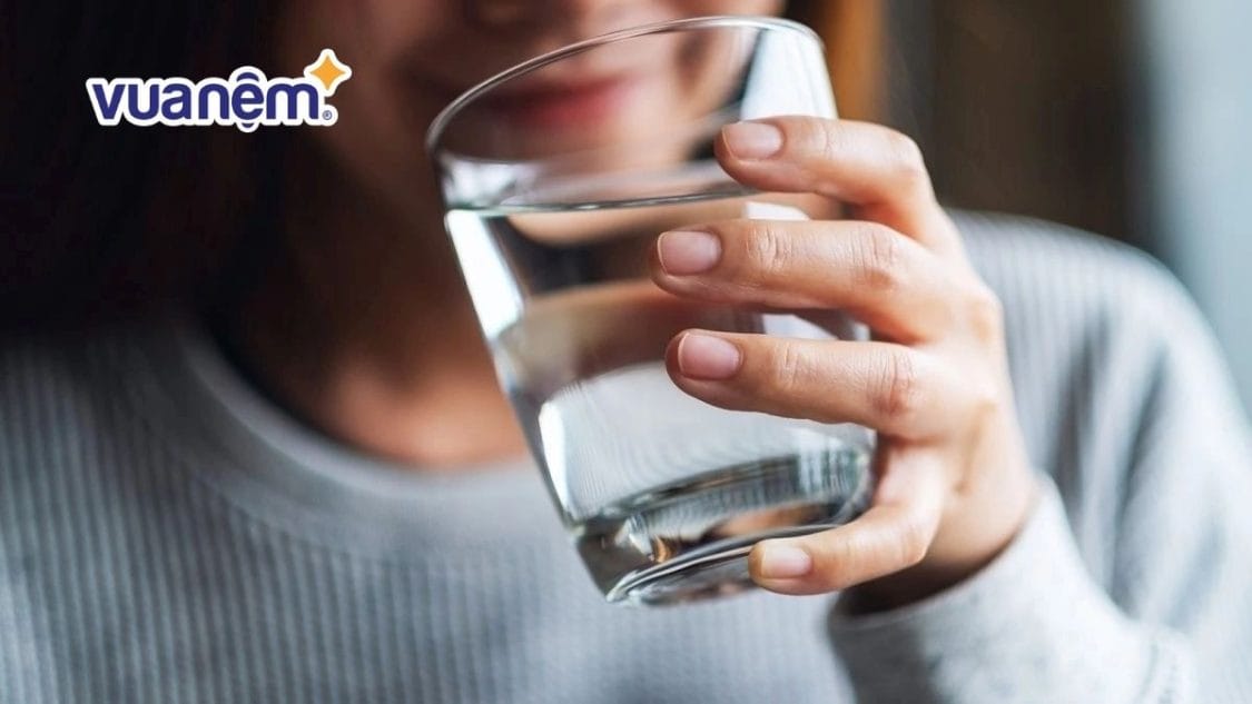 Uống nước ấm trước khi ngủ