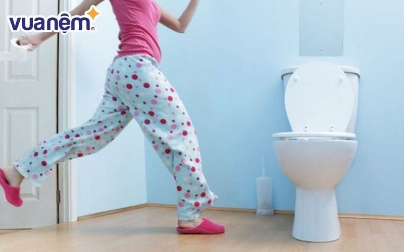 Uống nước trước khi ngủ gây tiểu đêm nhiều lần