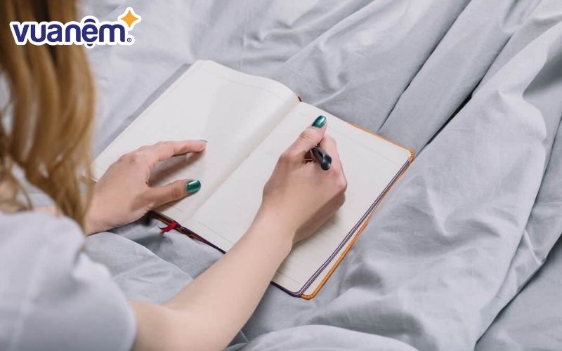 Giải pháp tốt nhất là bạn nên viết nhật ký để giải tỏa những suy nghĩ trong lòng.