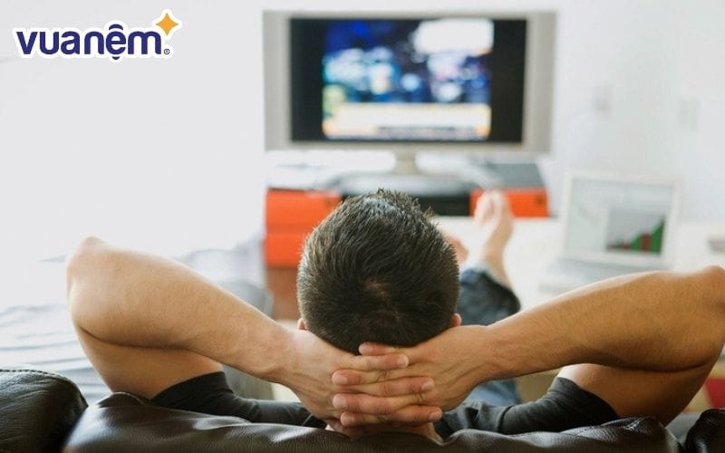 Xem phim hài, giải trí cũng là một cách giúp bạn vượt qua nỗi sợ ngủ một mình