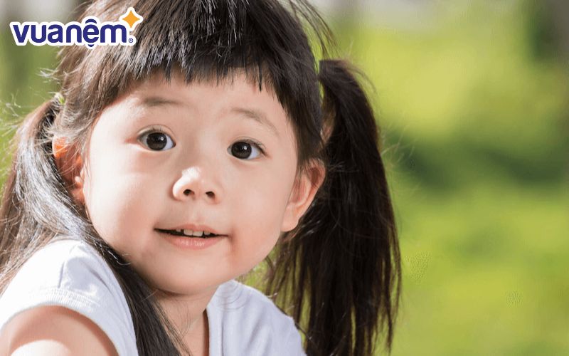 Hồng Oanh - em bé xinh đẹp, thông minh, sáng dạ