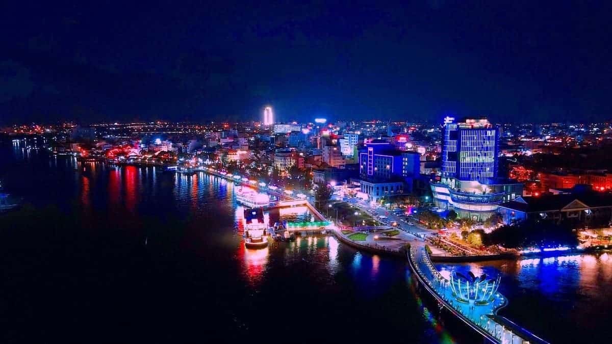 bến ninh kiều về đêm 