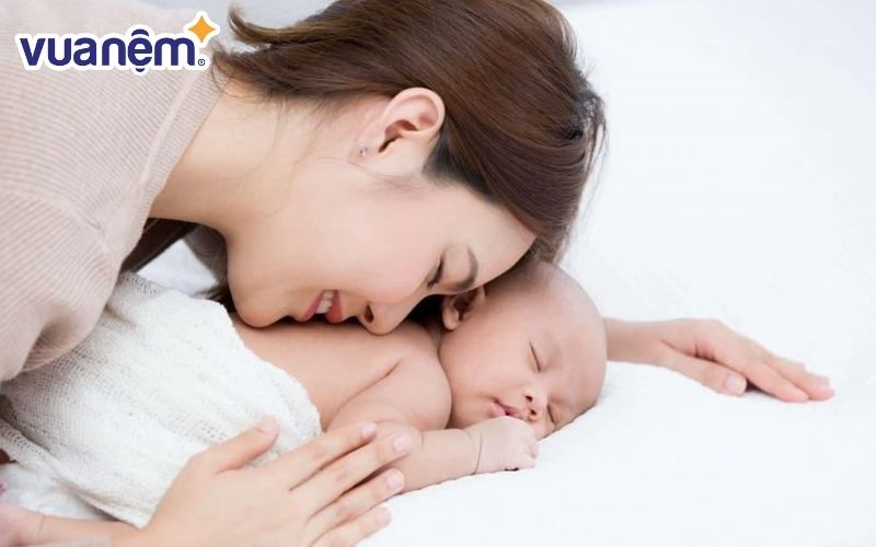 Cách đánh thức trẻ sơ sinh - Chạm nhẹ vào trẻ