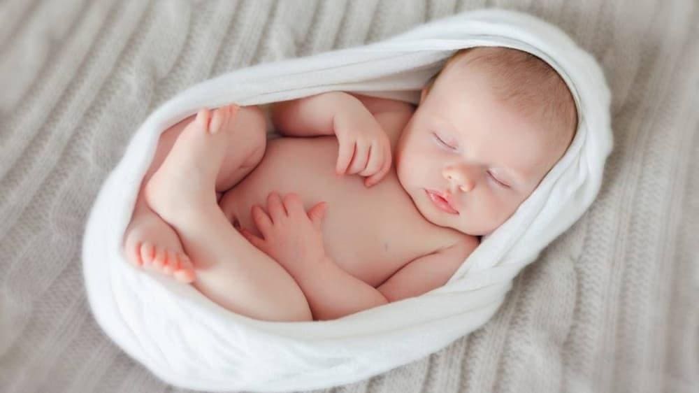 cách đánh thức trẻ sơ sinh ngủ ngày 