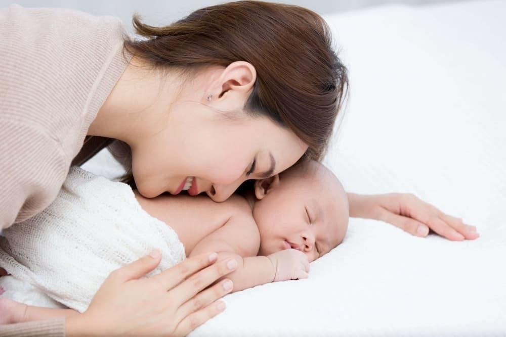 cách đánh thức trẻ sơ sinh ngủ li bì 