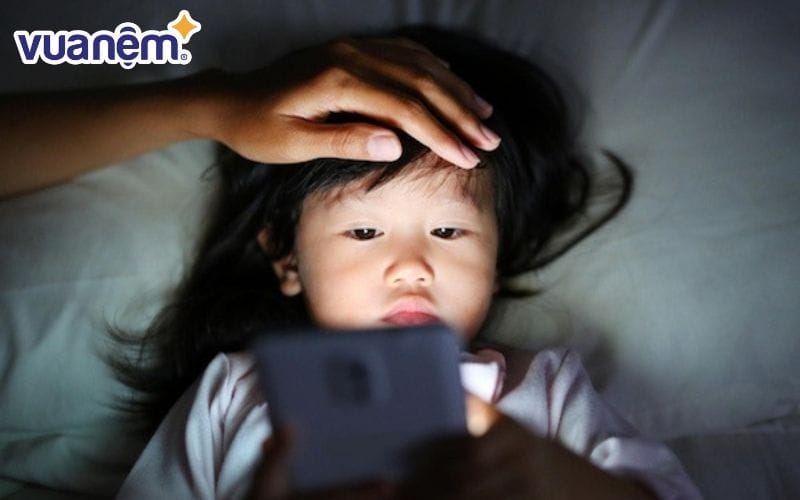 Hạn chế cho trẻ sử dụng các thiết bị công nghệ trước khi đi ngủ