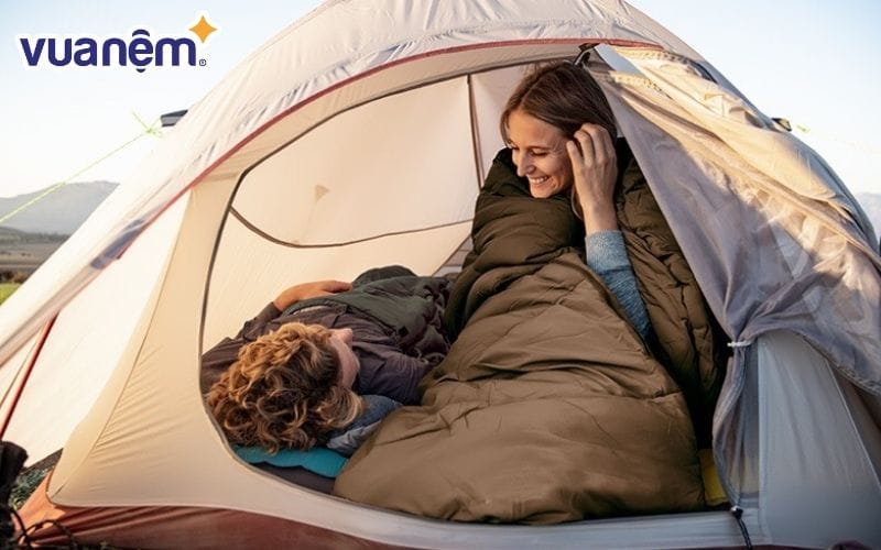 Một chiếc túi ngủ chất lượng tốt sẽ giúp bạn tận hưởng giấc ngủ sâu giữa thiên nhiên.