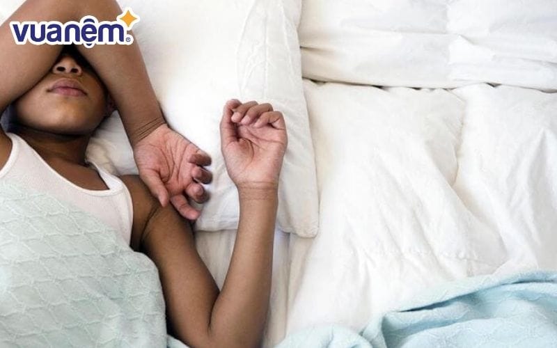 Gác tay lên trán khi ngủ có thể gây nhiều tác hại cho sức khỏe