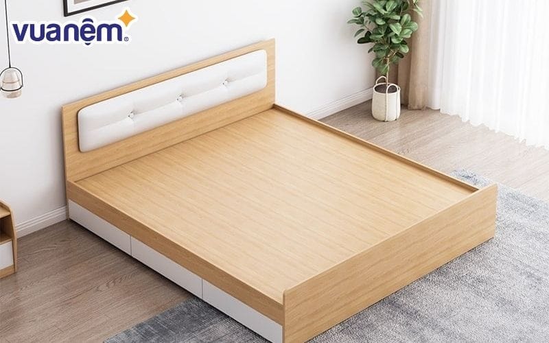  Giường ngủ tại cửa hàng nội thất Phúc Long luôn được kiểm tra chất lượng trước khi đưa ra thị trường