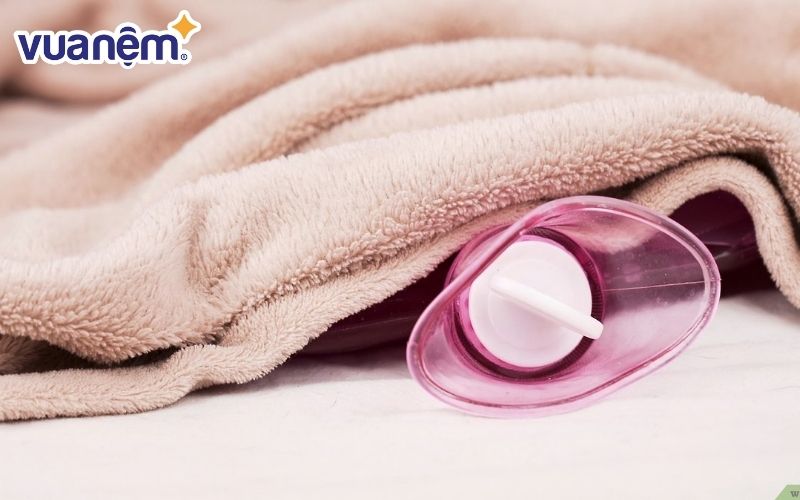 Hãy nhớ kiểm tra nhiệt độ nước trước khi cho vào túi ngủ để tránh quá nóng làm bỏng da.