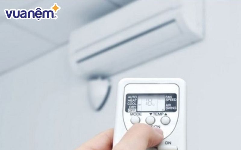 Điều chỉnh nhiệt độ phòng để bé có thể cảm nhận được sự thay đổi