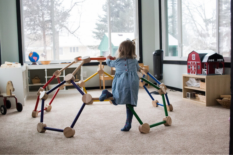 Đồ chơi Montessori là gì?
