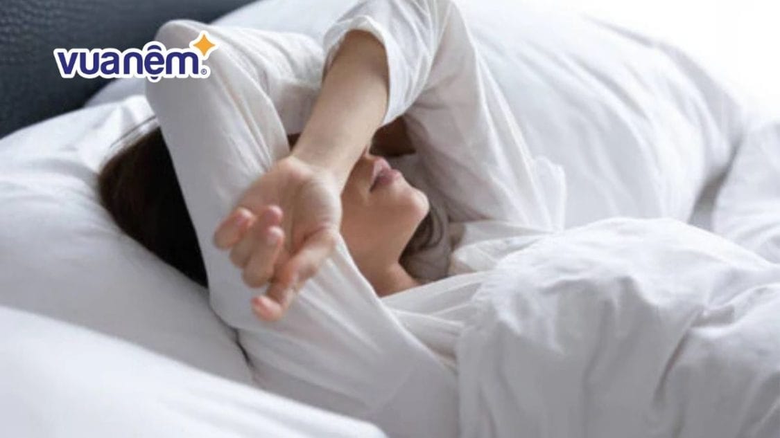 Ngủ gác tay lên trán có nên không? Mẹo để ngủ ngon và thoải mái