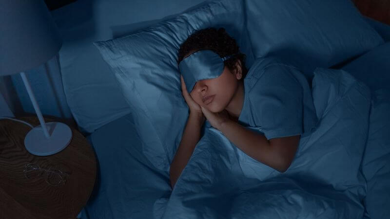 Tạo môi trường đủ tối, yên tĩnh và nhiệt độ vừa phải giúp bạn dễ thư giãn trước khi ngủ