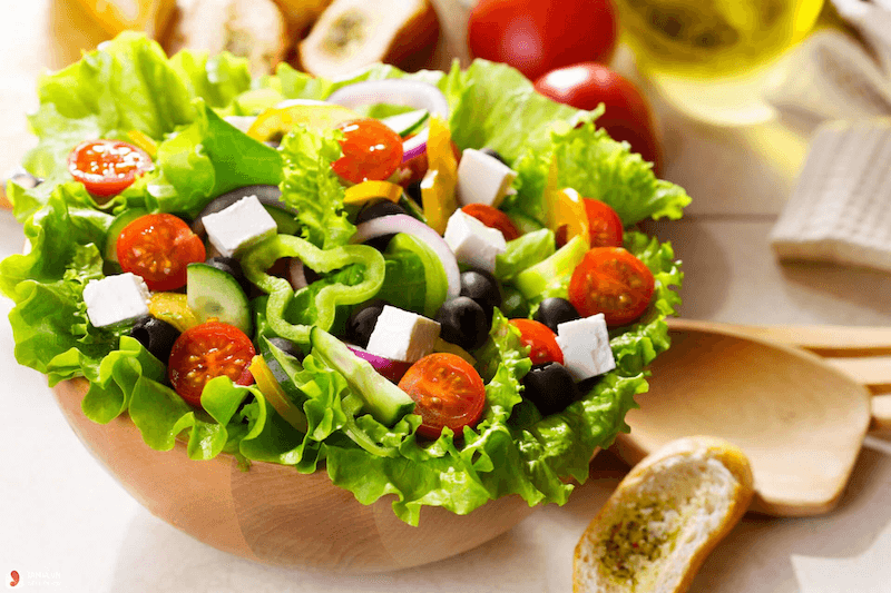 Trộn giấm với salad giúp món ăn trở nên ngon hơn