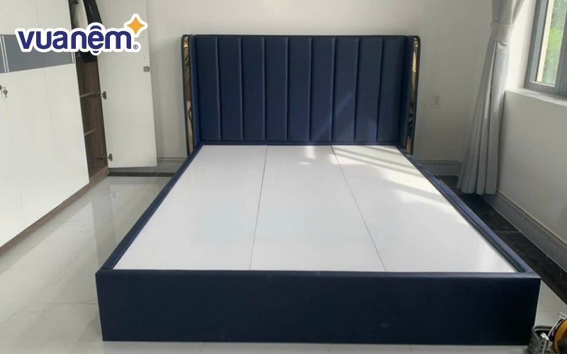 Giường ngủ tại cửa hàng Nội thất Chú Bảy