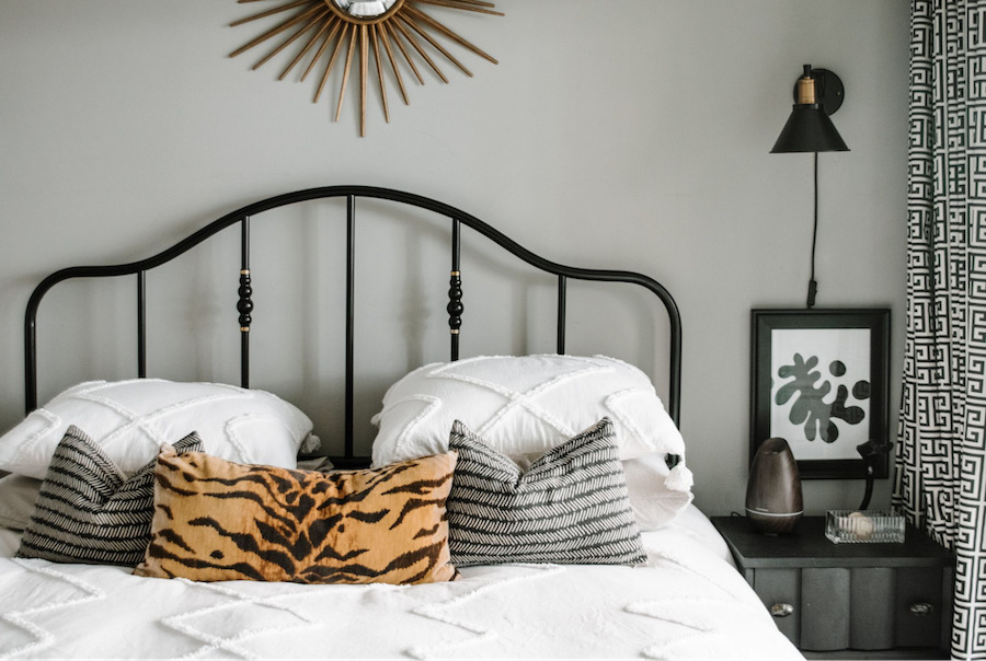 Giường tại Achaiko mang thiết kế tinh tế, màu sắc thanh lịch nhã nhặn