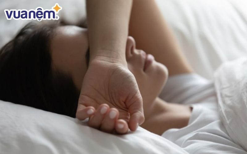 Vì sao mọi người có thói quen gác tay lên trán khi ngủ?