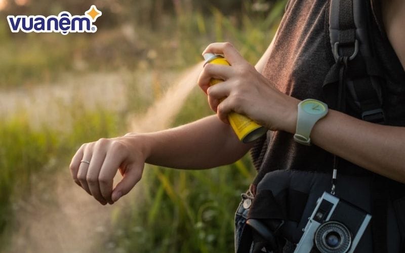 Nên mang theo thuốc diệt côn trùng để ngủ ngon khi đi cắm trại