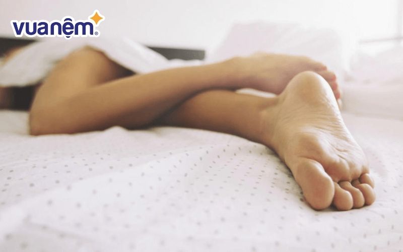 Ngủ gác chân lên đầu gối dễ khiến chân bị chuột rút, đau mỏi cơ