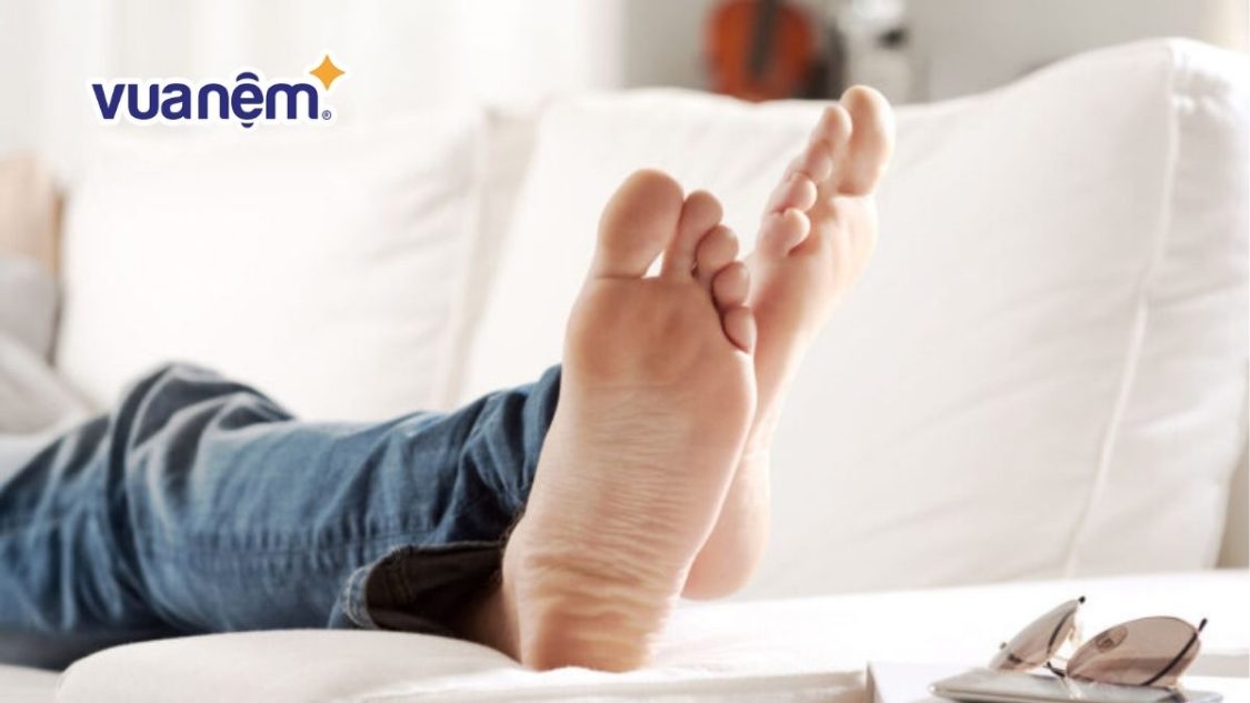 ngủ gác chân lên đầu gối