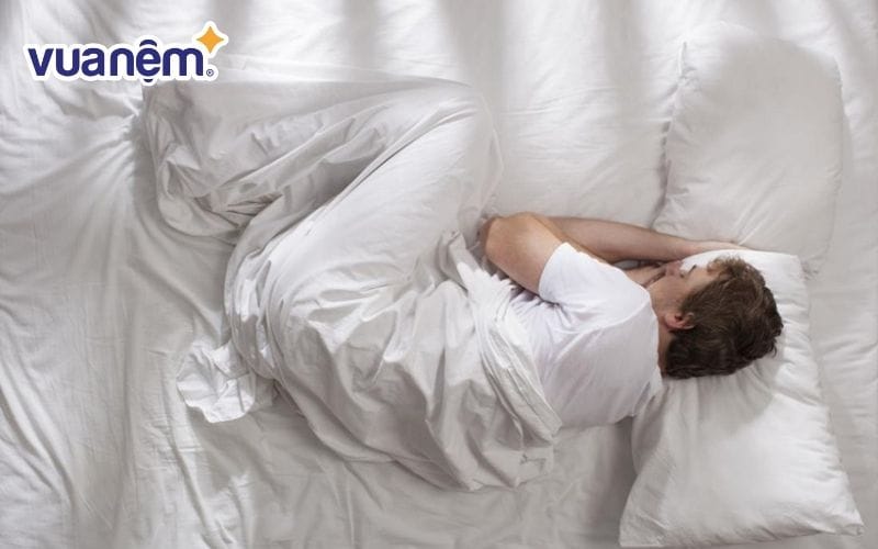 Tư thế ngủ uốn cong như thai nhi